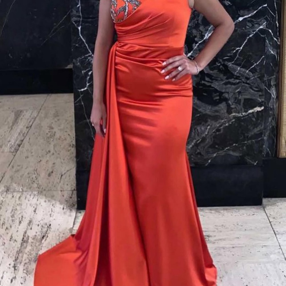 Elegant Red Evening Dress - Picture 3 of 3